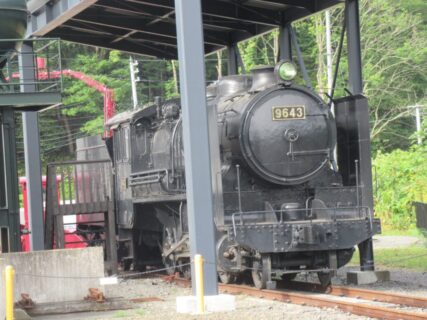 ニセコ駅構内の転車台跡に、蒸気機関車9643が保存展示されております。