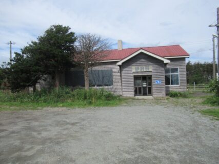 静狩駅は、北海道山越郡長万部町字静狩にある、JR北海道室蘭本線の駅。