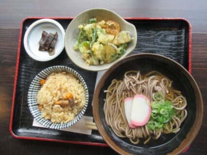 ランチタイム@道の駅和、野菜かき揚げ天蕎麦かやく飯セット。