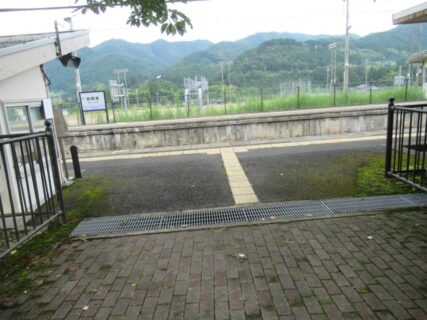 安栖里駅は、京都府船井郡京丹波町安栖里にある、JR西日本山陰本線の駅。