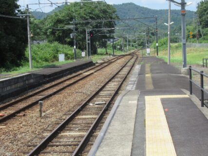 梅迫駅は、京都府綾部市梅迫町溝尻にある、JR西日本舞鶴線の駅。