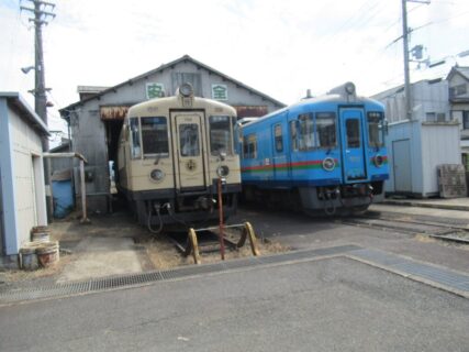京都丹後鉄道西舞鶴駅と、隣接する西舞鶴車庫でございます。