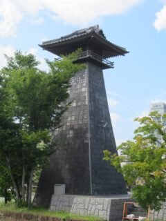 西舞鶴駅前ロータリーにある時計塔、別名は太鼓堂です。