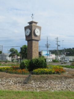 若狭和田駅前ロータリー広場の風見鶏付き時計塔です。