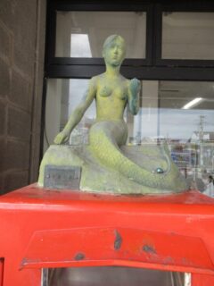 小浜駅前の、人魚姫のポストでございます。