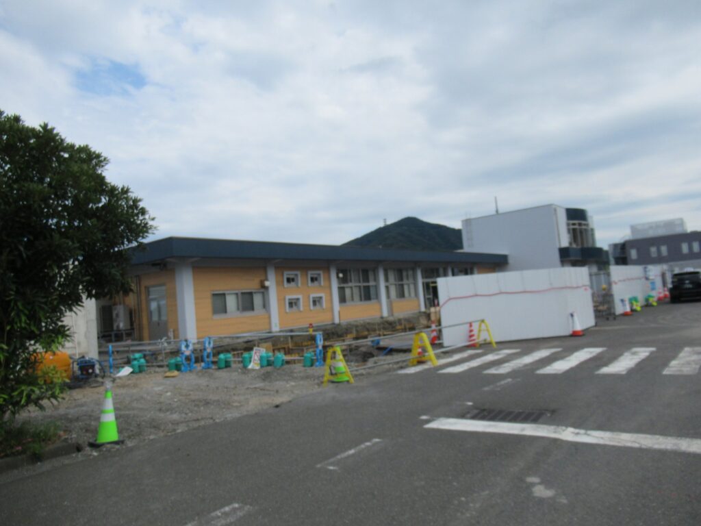 美浜駅は、福井県三方郡美浜町松原にある、JR西日本小浜線の駅。