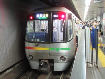 大門駅は、東京都港区浜松町にある、都営地下鉄大江戸線の駅。