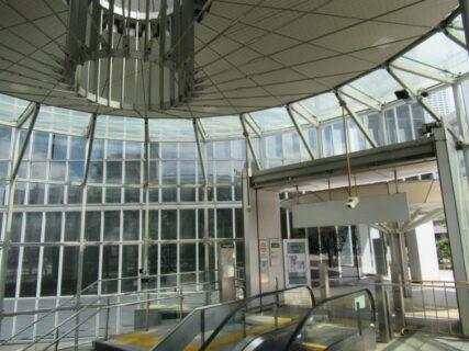 中野坂上駅は、東京都中野区中央二丁目にある、都営地下鉄大江戸線の駅。