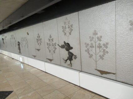 大江戸線豊島園駅コンコースの、壁画風モニュメントでございます。