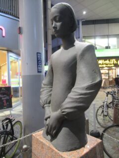 赤羽スズラン通りの彫像、懐でございます。