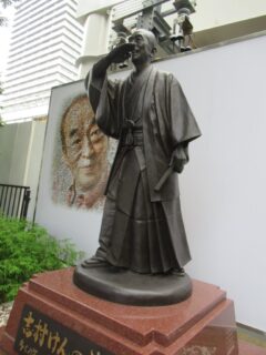 東村山駅東口に建てられた、志村けんの銅像でございます。