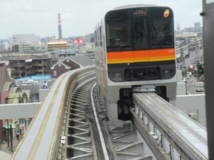 砂川七番駅は、東京都立川市柏町三丁目にある、多摩都市モノレールの駅。