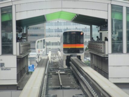 立飛駅は、東京都立川市泉町にある、多摩都市モノレールの駅。