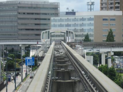 高松駅は、東京都立川市高松町一丁目にある、多摩都市モノレールの駅。