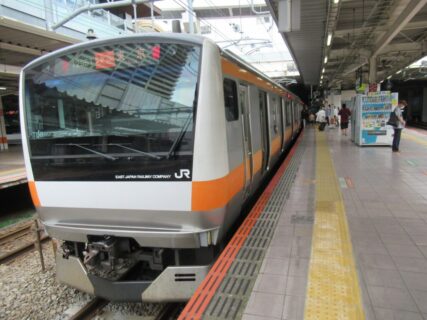 立川駅から、中央線の電車に乗車して、八王子駅に向かいます。