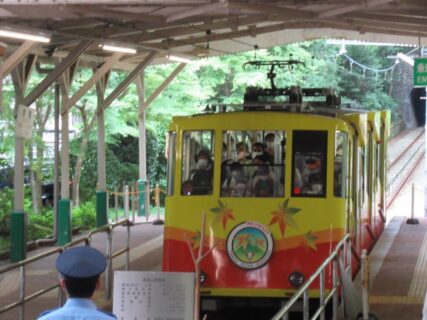 高尾山ケーブルカーの、清滝駅でございます。