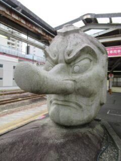 高尾駅のホームにございます、高尾山に因む天狗の石像です。