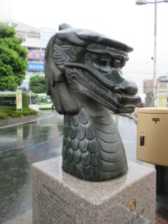 東浦和駅前にある、見沼の竜神の像。