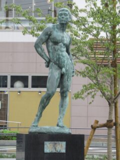 戸田駅西口駅前広場にある像のタイトルは、飛翔。