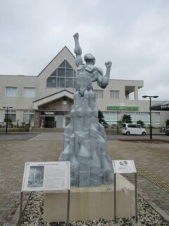 須賀川駅前広場の、ウルトラマン像でございます。