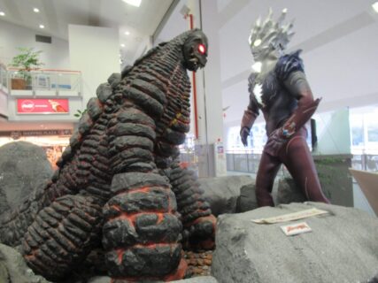 福島空港のウルトラマン、怪獣も多数いるんですな～。
