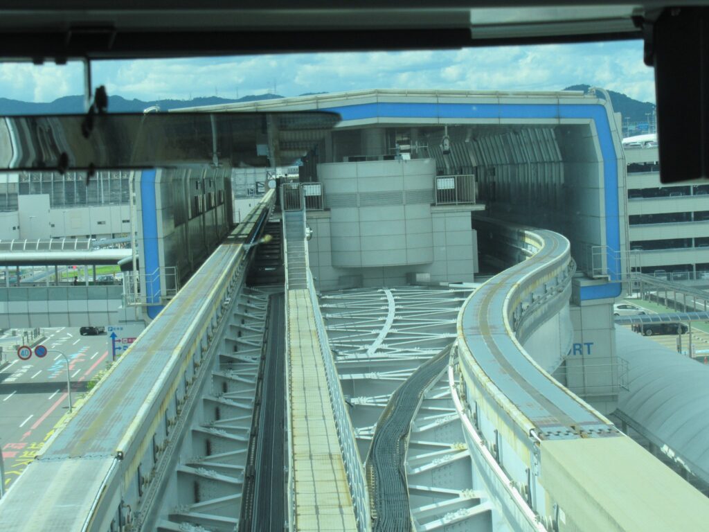 大阪モノレール大阪空港駅から千里中央駅に向かうのですが。