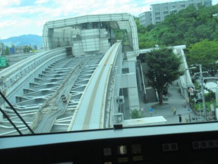 柴原阪大前駅は、大阪府豊中市柴原町にある大阪モノレール本線の駅。