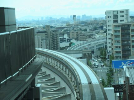 少路駅は、大阪府豊中市少路にある、大阪モノレール本線の駅。