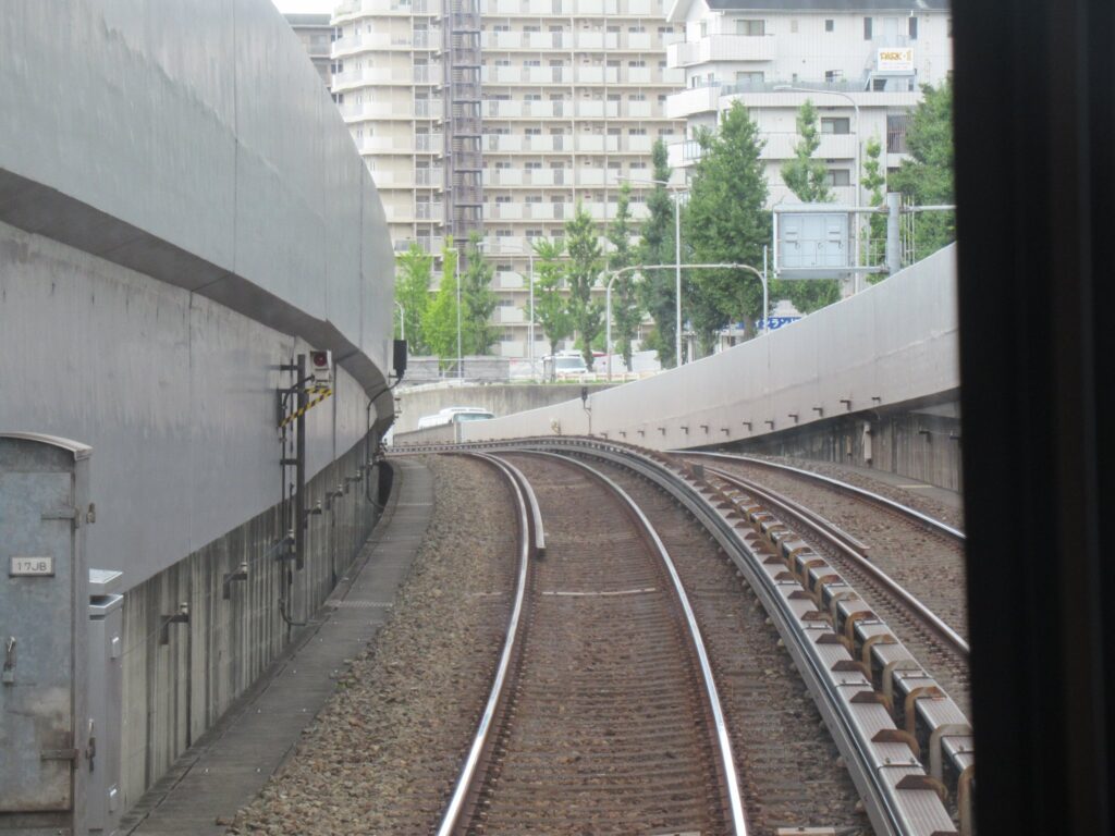 緑地公園駅は、大阪府豊中市東寺内町にある、北大阪急行電鉄南北線の駅。