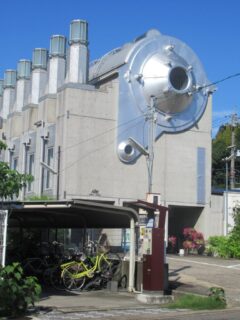 桃山南口駅の隣にある、非常にユニークな建物なんですが。