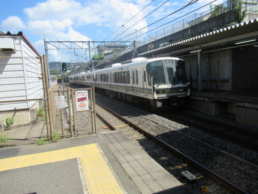 ＪＲ藤森駅は、京都市伏見区深草大亀谷にある、JR西日本奈良線の駅。