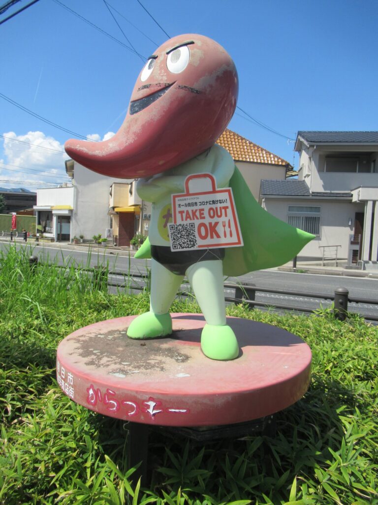 向日町駅前にある、京都向日市激辛商店街キャラクター、からっキー。