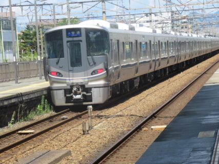 長岡京駅は、京都府長岡京市神足二丁目にある、JR西日本東海道本線の駅。