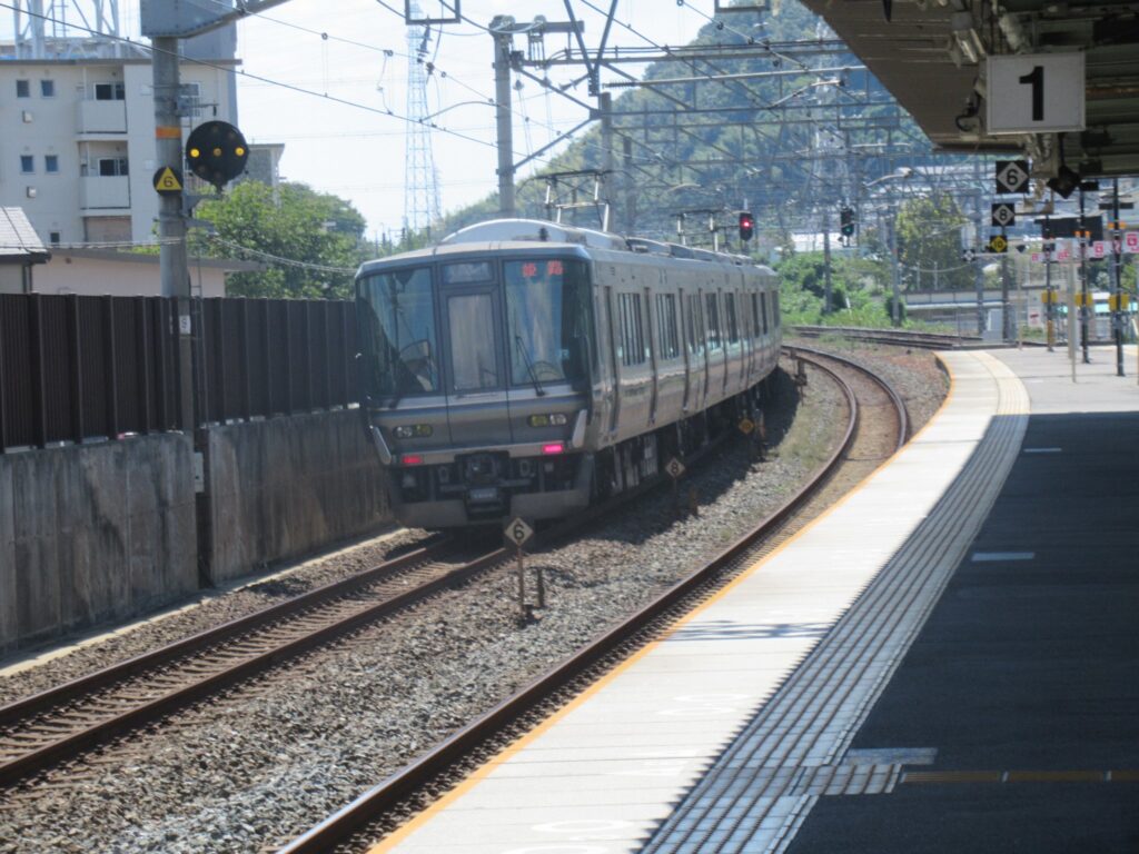島本駅は、大阪府三島郡島本町桜井にある、JR西日本東海道本線の駅。