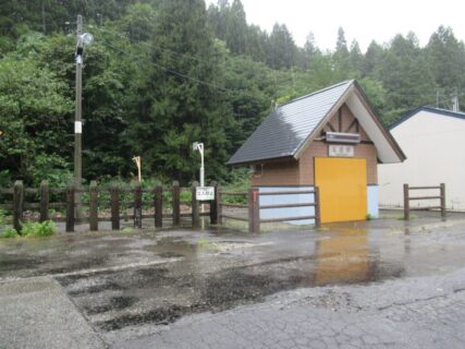 高屋駅は、山形県最上郡戸沢村古口高屋にある、JR東日本陸羽西線の駅。