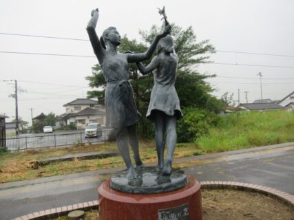 羽越本線砂越駅のホーム上にあるブロンズ像、平田の里です。
