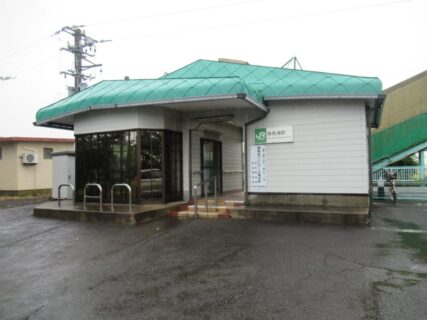 南鳥海駅は、山形県酒田市米島字下中道にある、JR東日本羽越本線の駅。