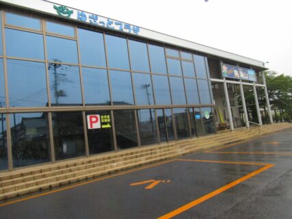 遊佐駅は、山形県飽海郡遊佐町遊佐にある、JR東日本羽越本線の駅。