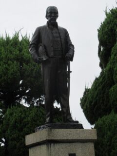 吹浦駅前にある、初代鉄道助佐藤政養の銅像でございます。