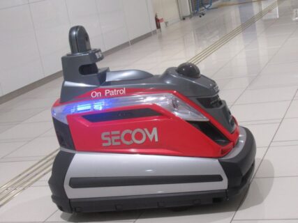 関西空港第2ターミナルをウロウロする、SECOMのロボット。