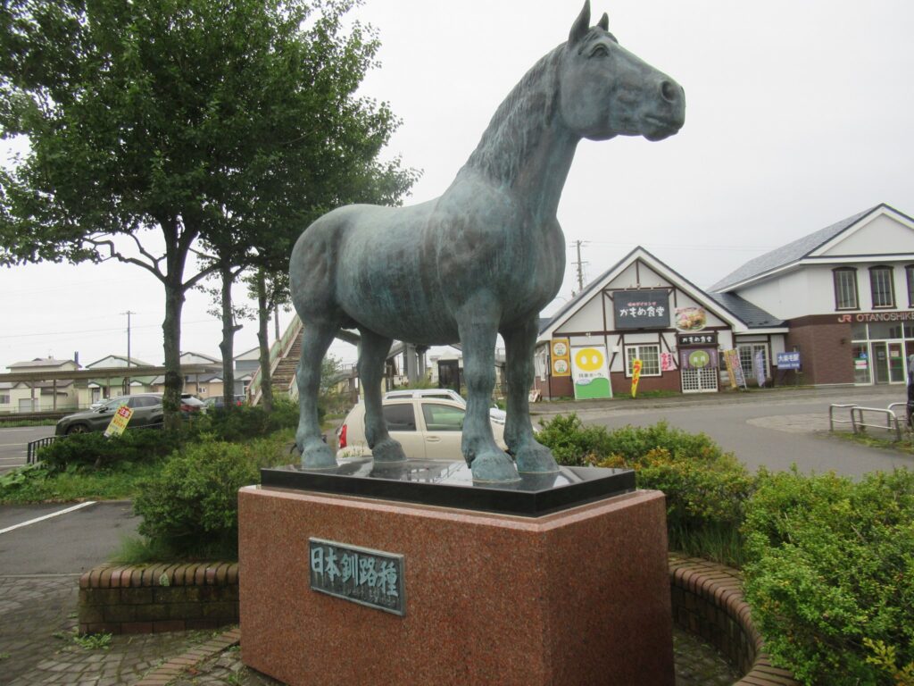 大楽毛駅にある、軍馬の日本釧路種の銅像でございます。