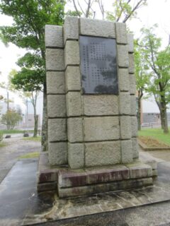 蒸気機関車がある幸町公園にあった、北海道鐡道記念塔台座。