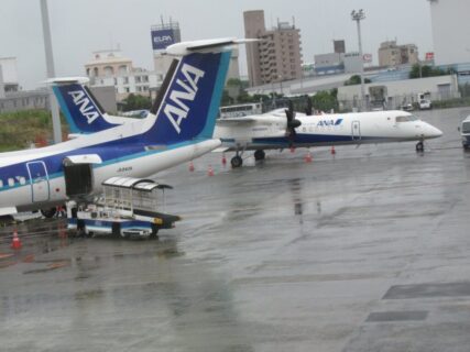 雨の中、またしてもプロペラ機で伊丹空港から飛ぶのでございます。