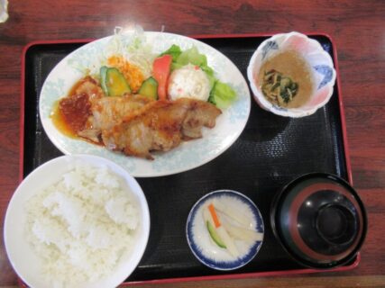 ランチタイムに通りすがった、道の駅かみおかで豚の生姜焼き定食。