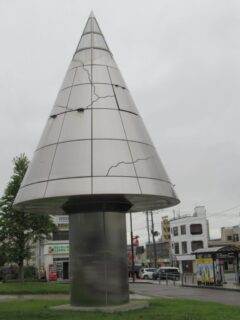 新庄駅西口ロータリーにある、モダンなデザインのカラクリ時計です。