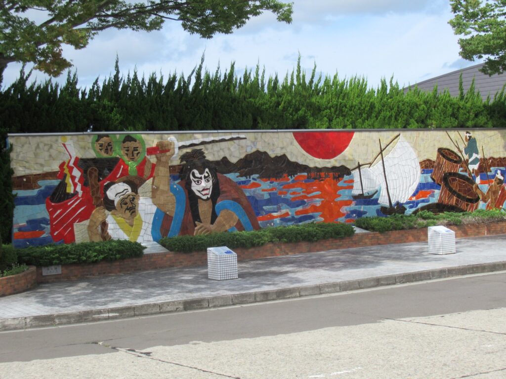 八郎潟駅前ロータリーにある、信楽焼の陶板壁画レリーフです。