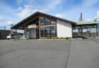 井川さくら駅前広場のモダンアート、大地のおくりものーさくらのわ。