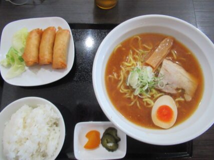 秋田空港内でのランチタイム、あきた茶房で味噌ラーメン定食。