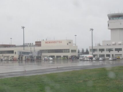 雨の女満別空港に、1時間遅れで着陸いたしました。