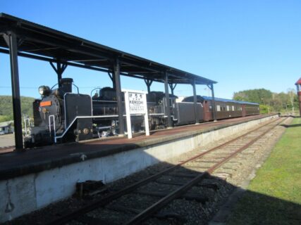 計呂地交通公園で保存されているC58形蒸気機関車C58139号機と客車。